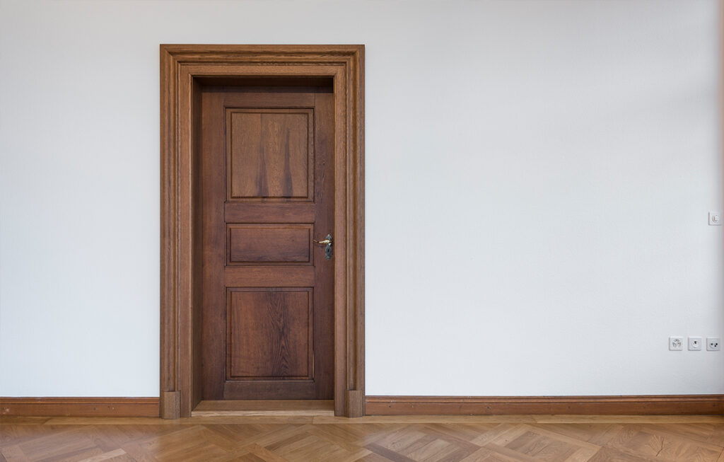 Entrée im Stil der Zeit | Tschudin AG Tschudin Blog Rosshofgasse Wood Door | Tschudin AG