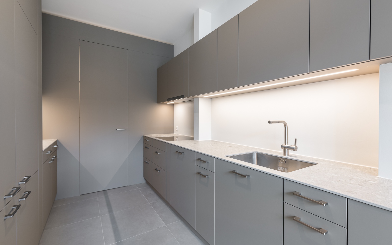 Licht trifft Holz – wenn Atmosphäre zur Kunst wird | Tschudin AG Tschudin-Kueche-010